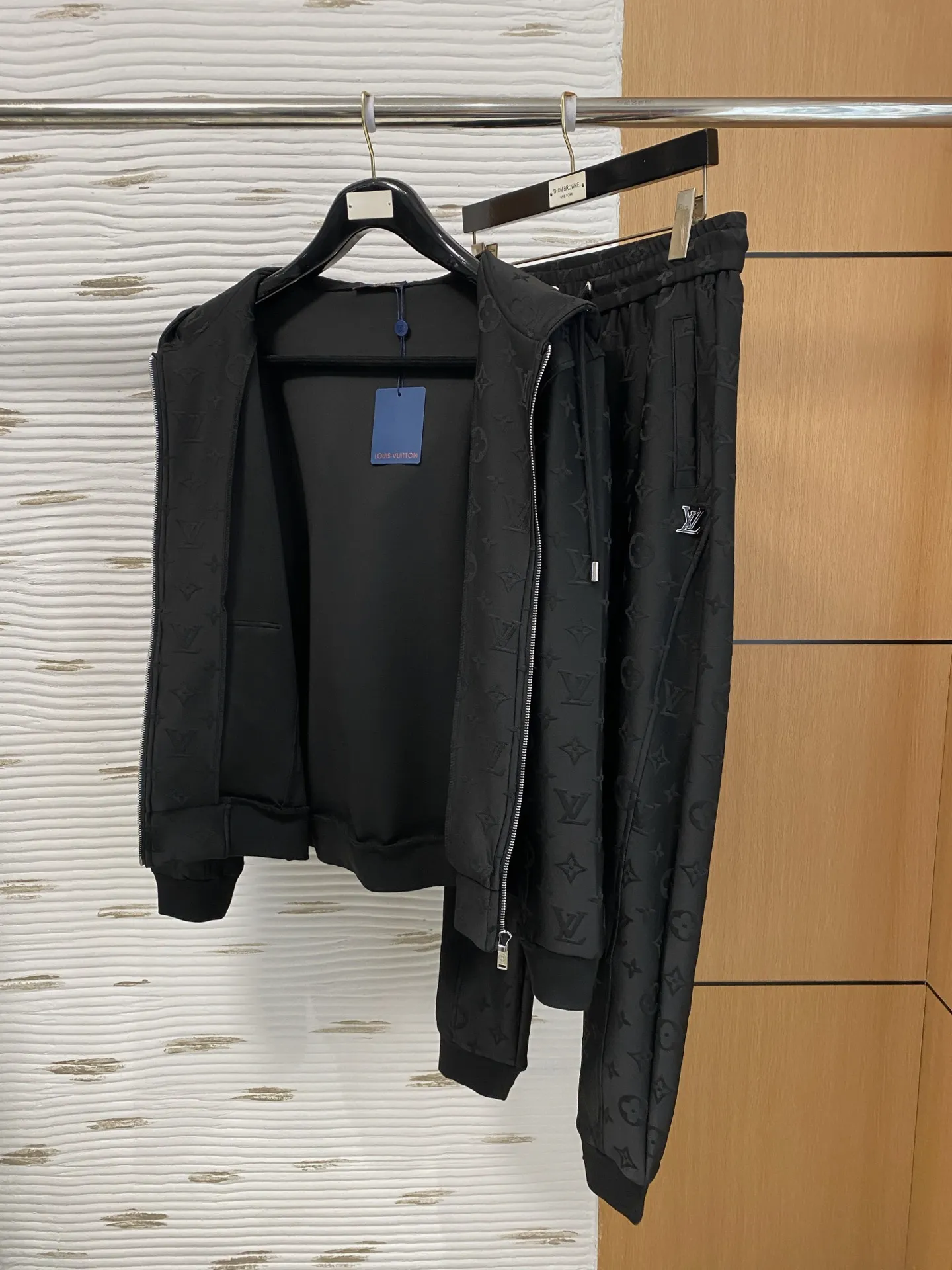 🅿️720 LV 2025 autumn and winter new counter, the same casual Tencel cotton fabric suit, breathable, comfortable and casual! Full of high-end feel! The details are exquisite and high-end, and the workmanship is impeccable! The original high-end fabric is very high-end! The fabric is crisp, anti-wrinkle and wear-resistant, warm, neat and stylish. Everyone must buy a set this autumn and winter. They must look cool and cool when wearing it. This is a model that we highly recommend! M-3XL